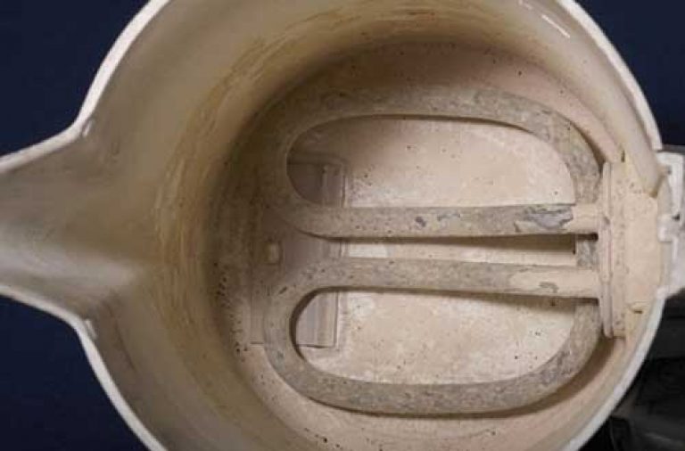 Накипь на чайнике от воды